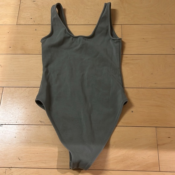 Oak + Fort | Sage Deep V body suit tank - Small - Picture 3 of 5